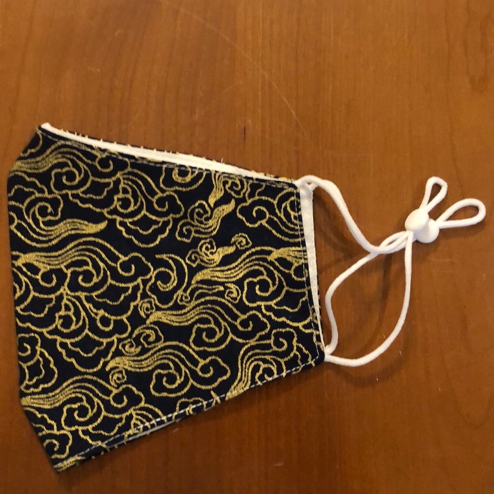 Women’s adjustable face mask